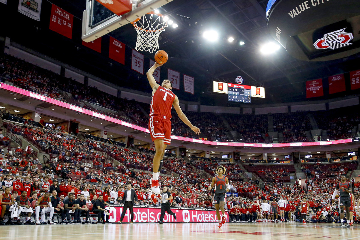Johnny Davis dunks